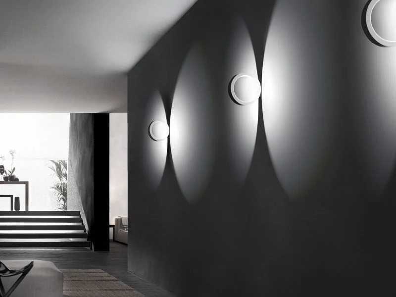 Pasillo moderno con apliques de pared LED e iluminación decorativa en vivienda de lujo en Marbella