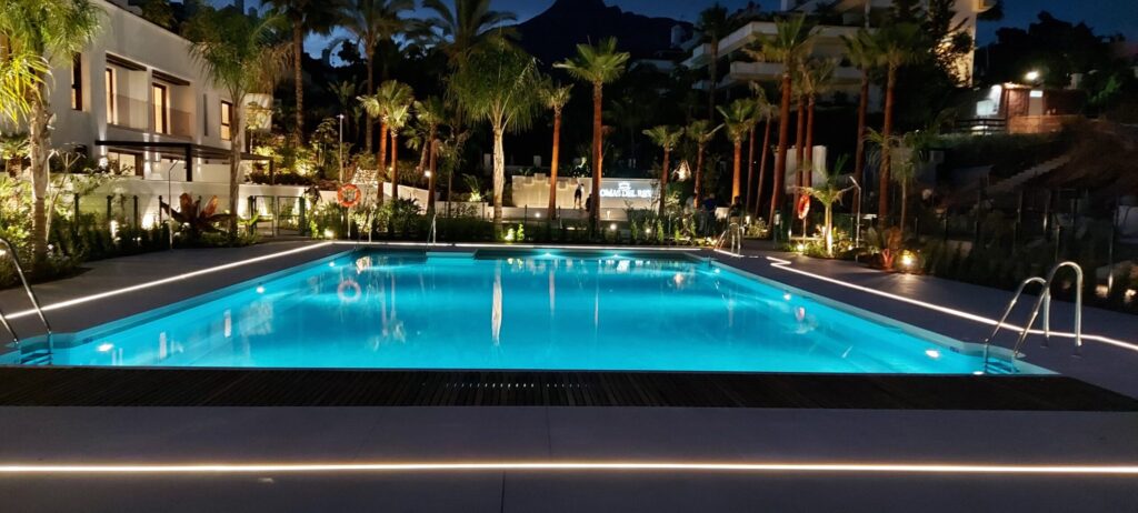 Piscina iluminada con luces LED en complejo residencial de lujo en Marbella