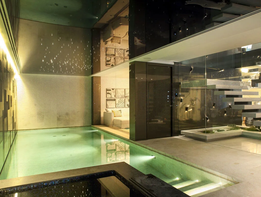 Piscina interior con iluminación LED moderna en vivienda de lujo en Marbella