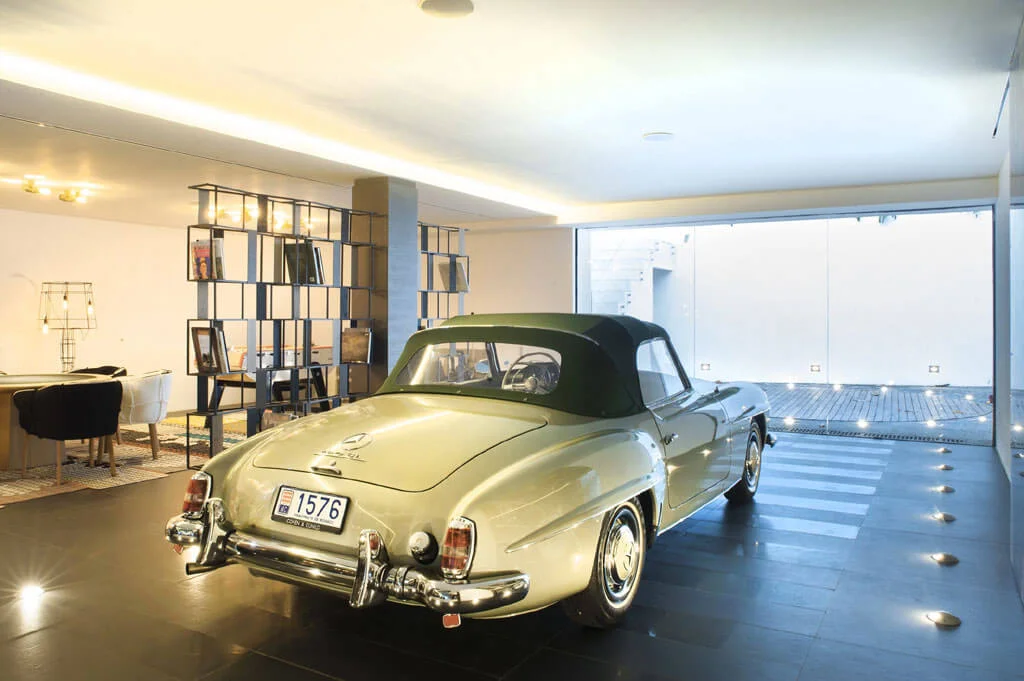 Garaje de lujo con iluminación moderna y coche clásico en vivienda exclusiva en Marbella