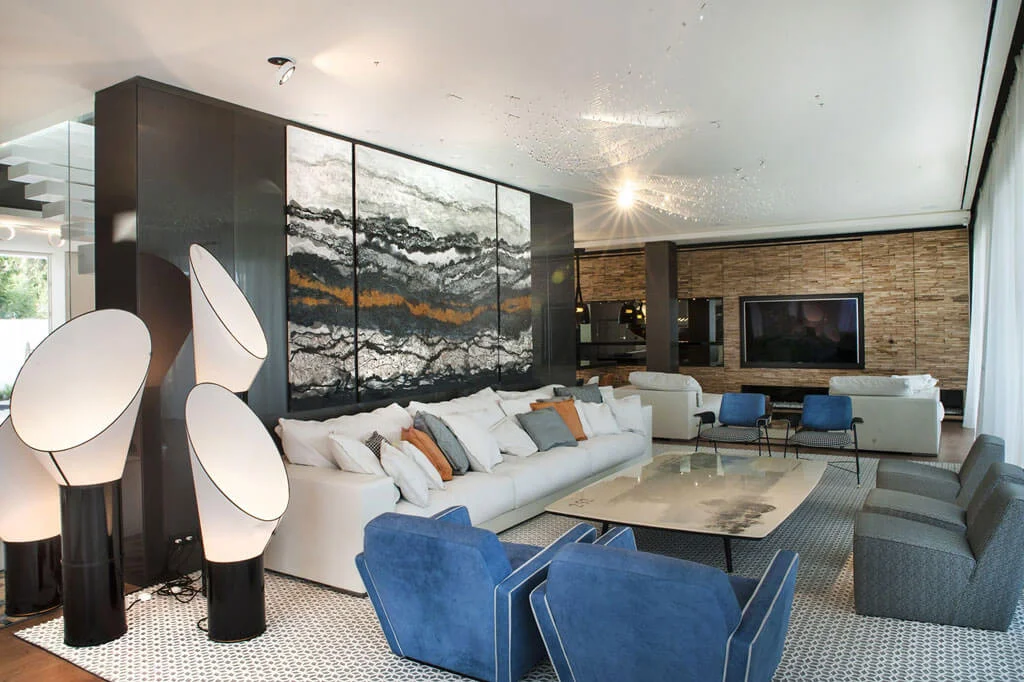 Salón moderno de lujo con iluminación decorativa y mobiliario elegante en Marbella