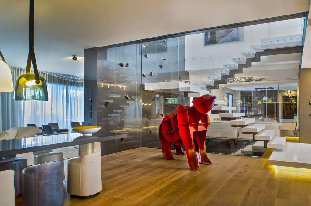 Hall moderno con iluminación LED y escultura de diseño en vivienda de lujo en Marbella