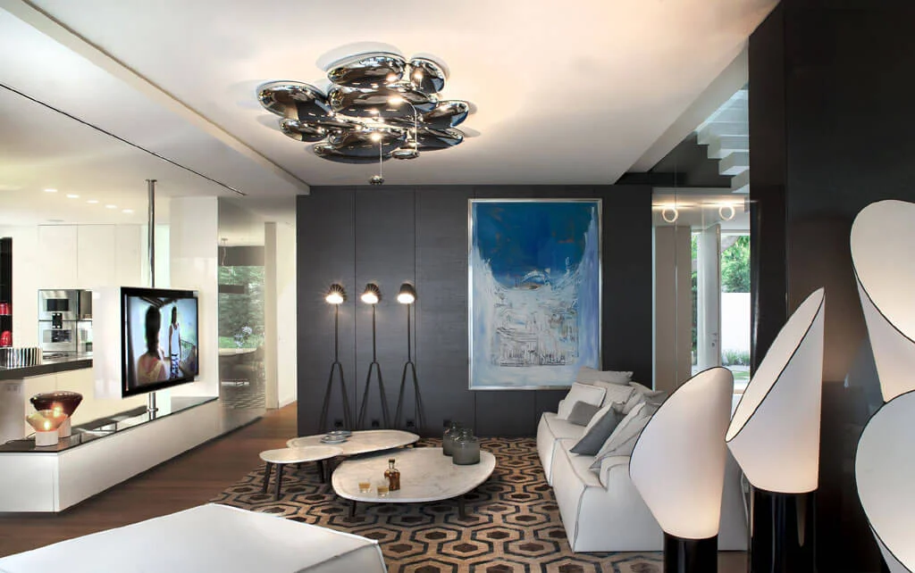 Salón contemporáneo con iluminación decorativa y lámpara de diseño en vivienda de lujo en Marbella