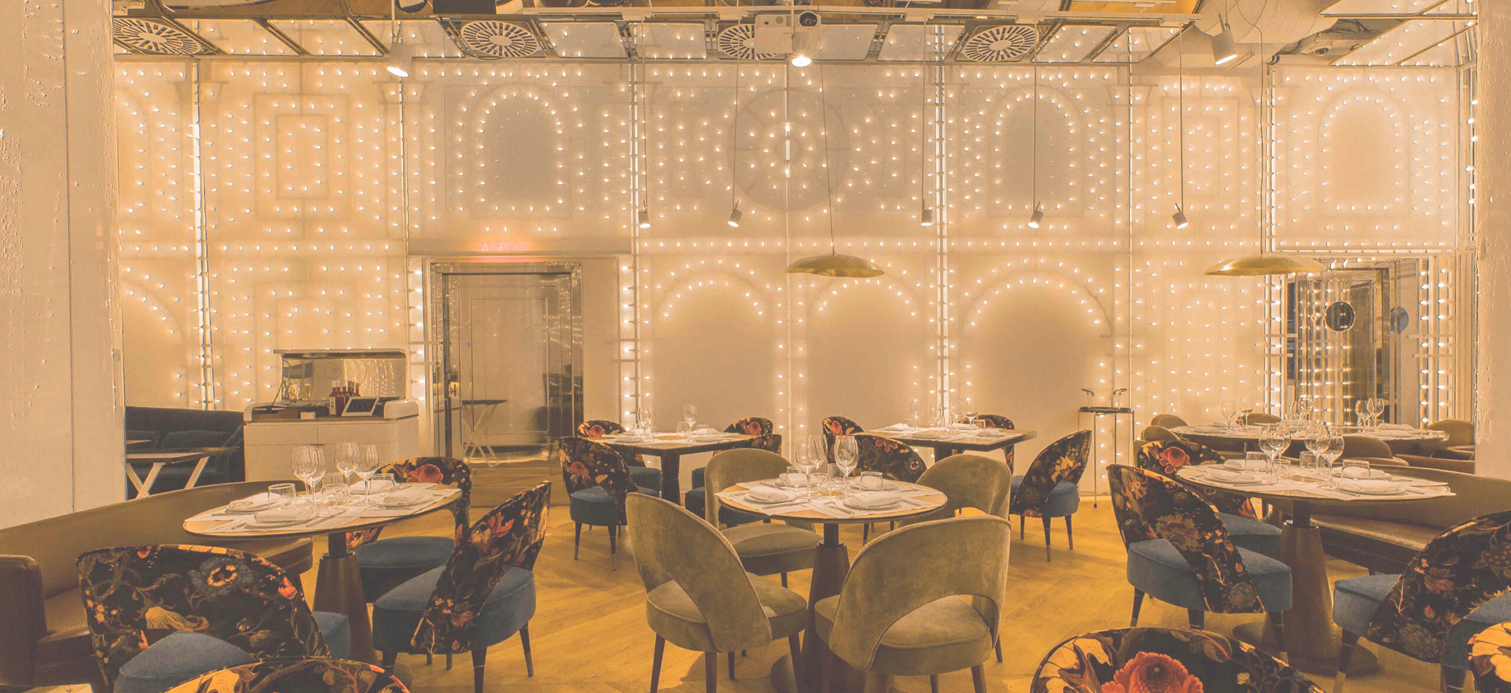 Restaurante de lujo con iluminación decorativa LED en paredes y diseño elegante en Marbella