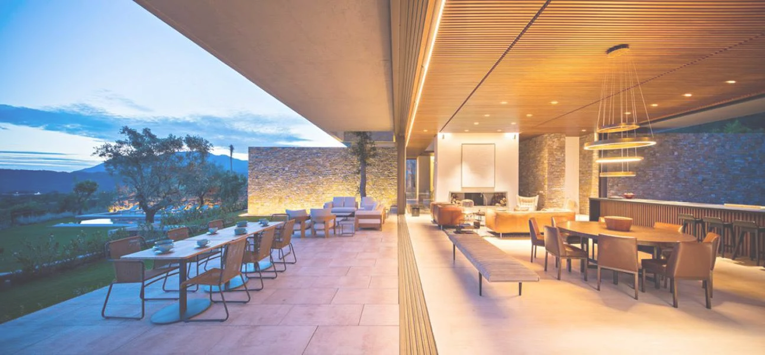 Terraza de lujo con iluminación arquitectónica cálida y diseño moderno en residencia exclusiva de Marbella